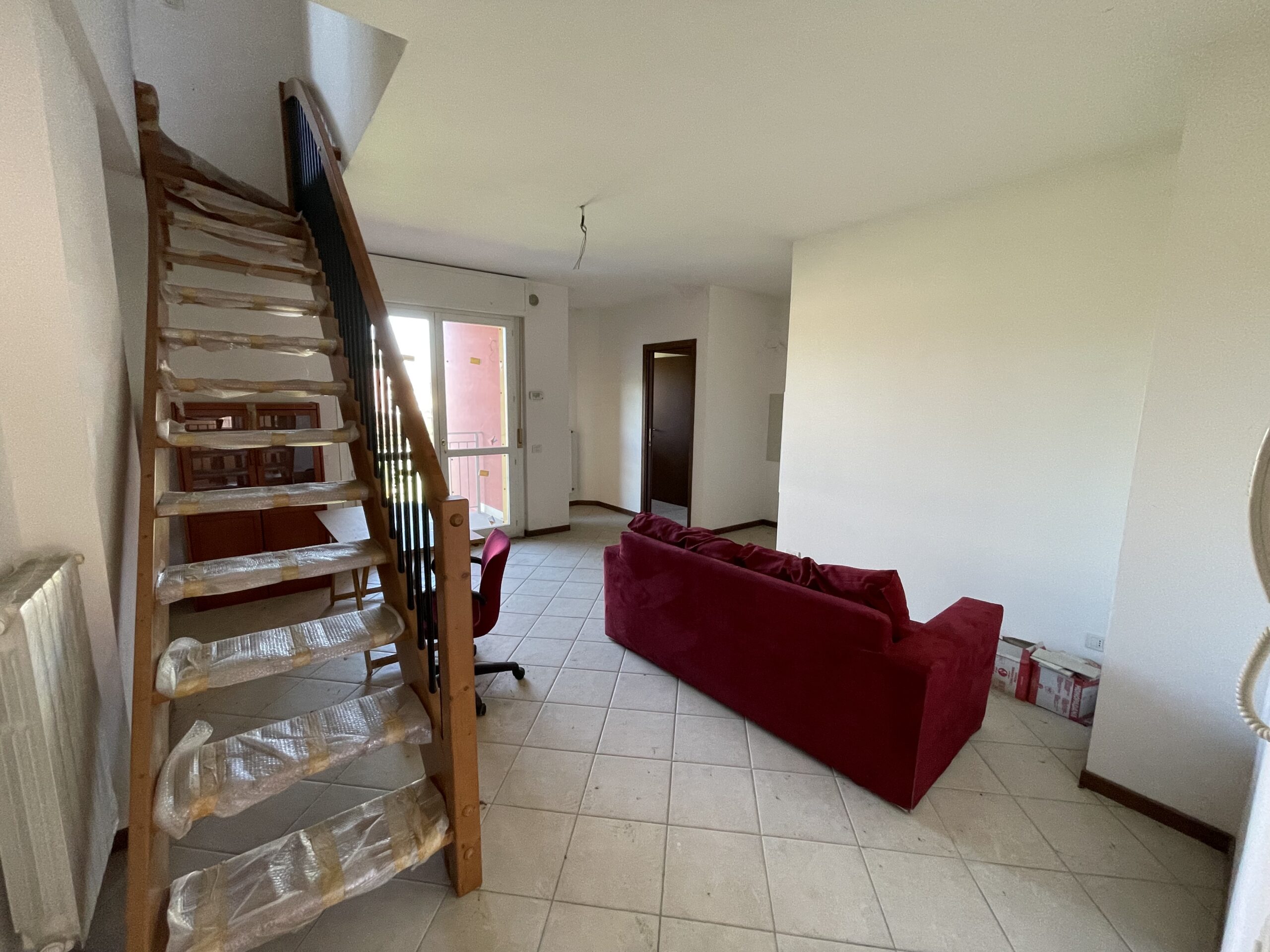 MONOLOCALE IN DUPLEX CON BALCONE E POSTO AUTO